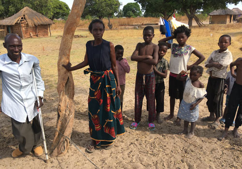 Sambialaisia kylänsä edustalla. Kuvituskuva.
