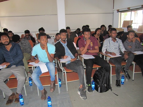 Addis Abeban yliopiston arkkitehtiopiskelijat esteettömyys- ja vammaistietouskoulutuksen luennolla.