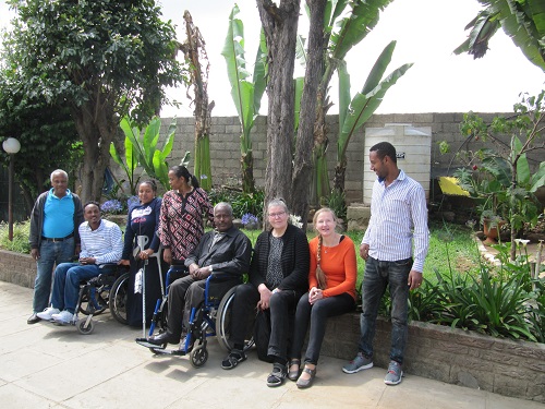Etiopiassa DDIn toimiston pihalla DDIn henkilökuntaa, Invalidiliiton Kirsti Pesola ja Laura Poussa.