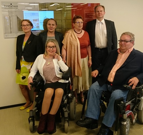 Vammaisjärjestöt vierailulla kuntaliitossa, ryhmäkuvassa Invalidiliiton, Suomen Vammaisyrittäjien, Heta-liiton ja Kuntaliiton edustajat.