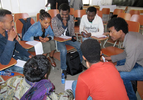Opiskelijat tekevät ryhmätöitä Addis Abeban esteettömyyskoulutuksessa
