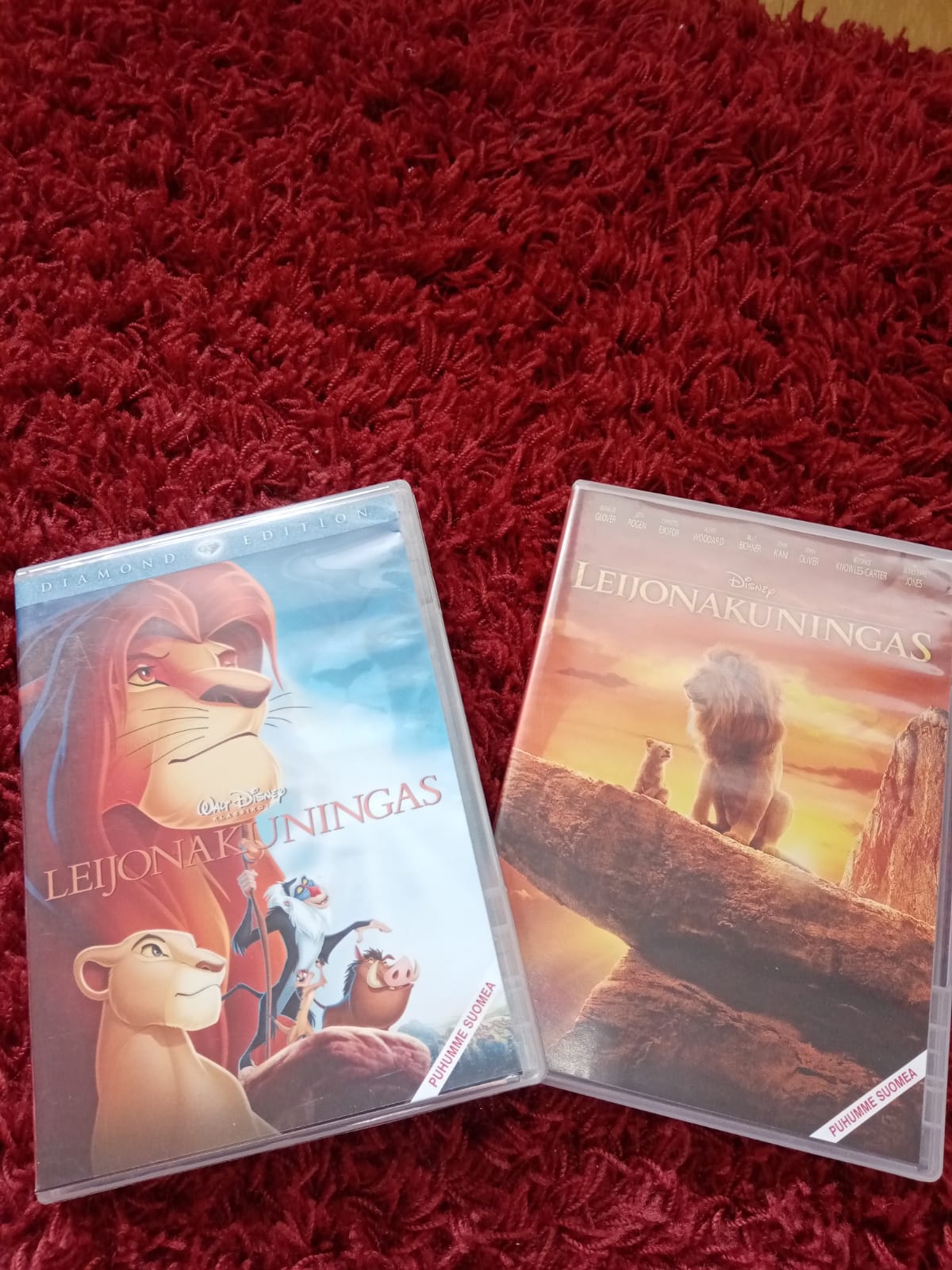 Jenni Nissisen kuvassa kaksi leijonakuningas -dvd-kuorta.