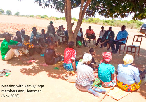 Znapdin työntekijöitä sekä Kamuyngan branchin jäseniä ja kyläpäälliköitä Sambiassa. Kuvituskuva.