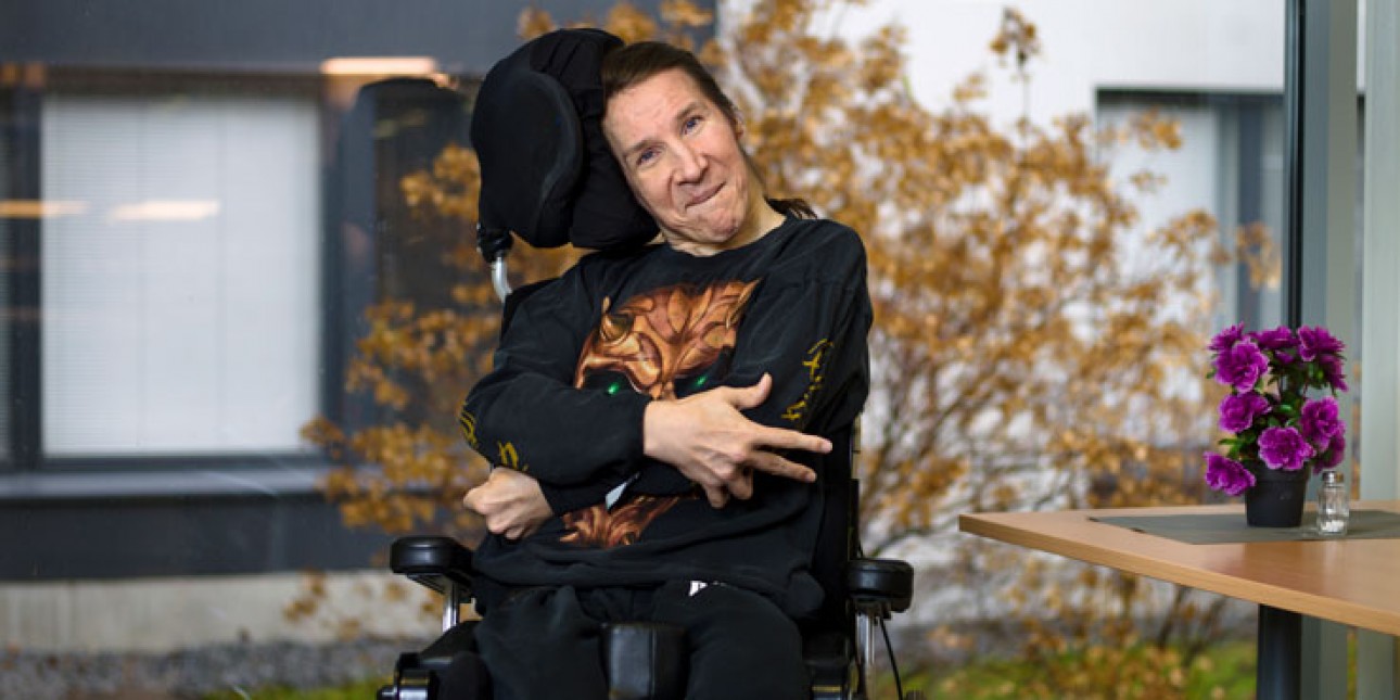 Vaikeasti vammainen nainen pyörätuolissa. Kuvituskuva.
