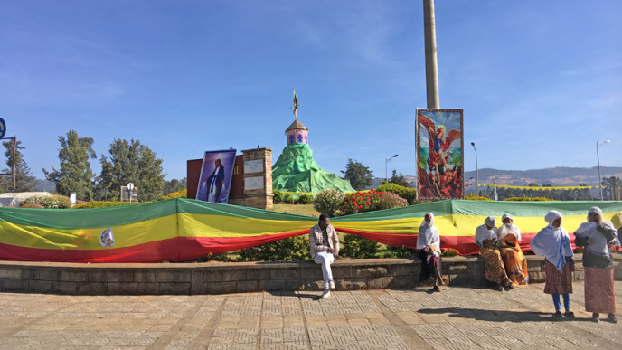Ihmisiä Etiopian värein koristellulla aukiolla Addis Abebassa