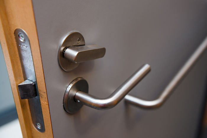 Esimerkki wc- ja pesutilan oven lukosta, jonka voi sulkea ja avata helposti yhdellä kädellä.
