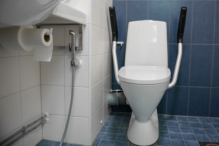 Bidé-suihku ja wc-paperiteline on sijoitettu niin, että asukas ylettyy niihin hyvin wc-istuimelta.