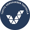 Tummansininen pyöreä logo jossa Veikkauksen logo ja teksti tuettu Veikkauksen tuotoilla