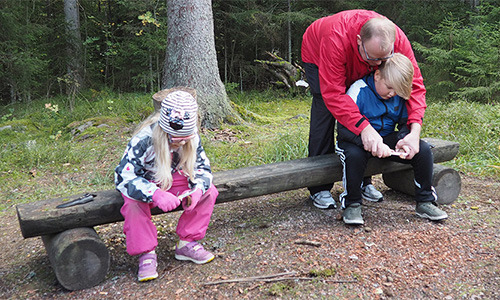 Lapset veistävät kaarnapaloja Harvinaiset-kurssilla