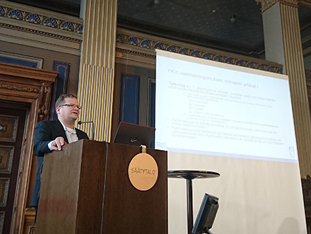 Invalidiliiton lakimies Henrik Gustafsson puhumassa Säätytalolla Harvinaissairauksien konferenssissa 22.10.2018