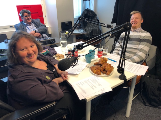 kuva Milla Ilosesta ja Osku Timosesta studiossa