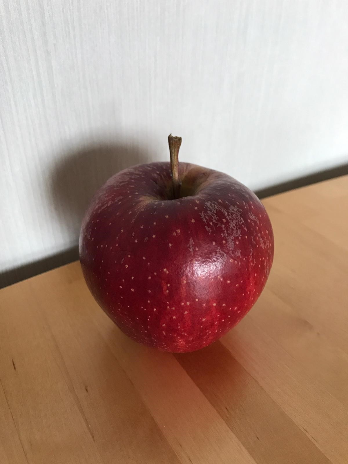 Kuvassa punainen omena.