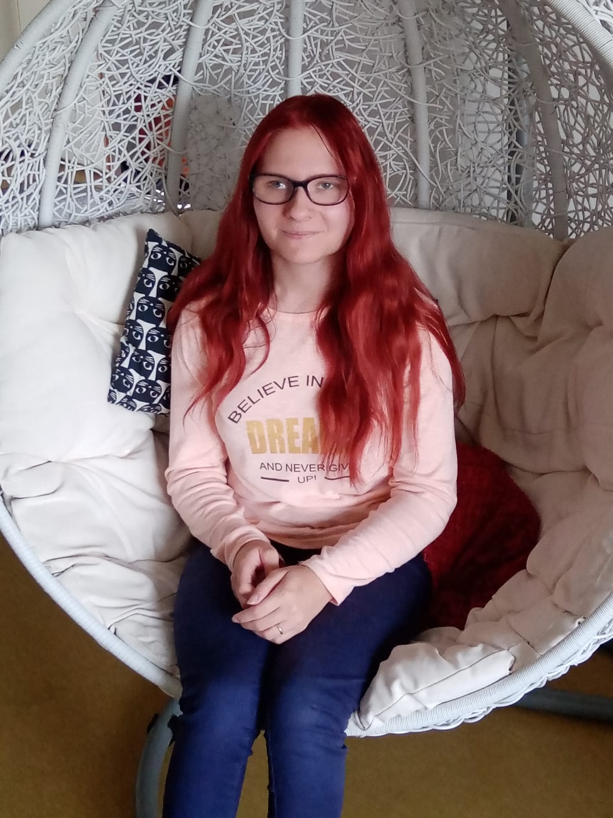 Jenni Nissisen kuvassa hän itse: nuori punatukkainen nainen, joka istuu korituolissa.