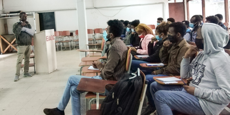 Etiopian esteettömyyskoulutuksessa insinööri ja konsultti Teshome Ejo kouluttamassa opiskelijoita.