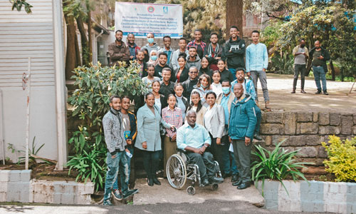 Invalidiliiton etiopialaisen kumppanijärjestön DDI:n ja Addis Abeban yliopiston arkkitehti- ja insinööri-instituutin EiABC:n henkilökuntaa ja opiskelijoita.