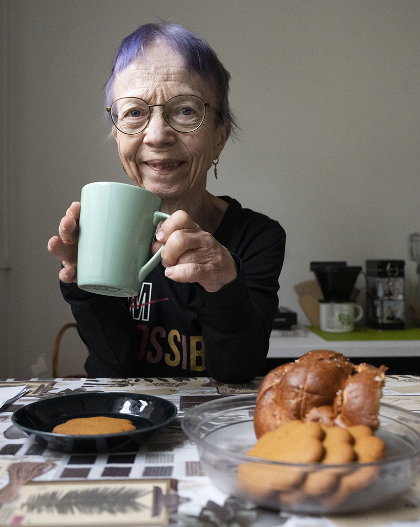 Hymyilevä Helena kahvipöydässä