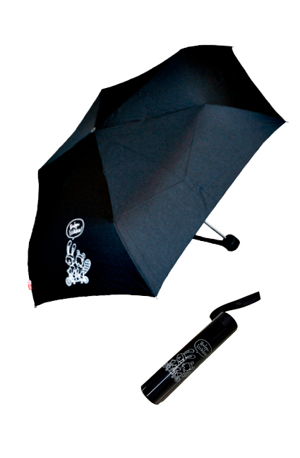 Musta sateenvarjo suojakotelolla, Helppo liikkua -logo kotelossa
