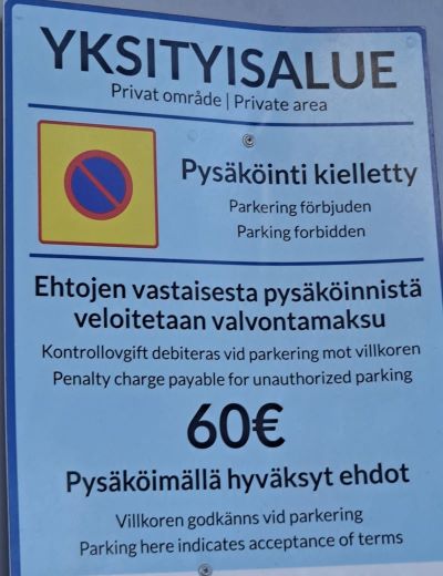 Yksityisalueen pysäköintisäännöt sisältävä kyltti