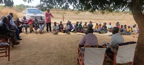 Järjestöjen edustajia ulkona esittelemässä toimintaansa