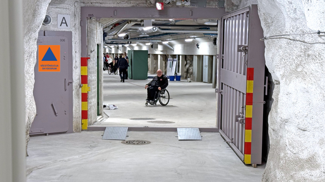 Väestönsuoja maan alla, kuvassa pyörätuolilla liikkuva henkilö