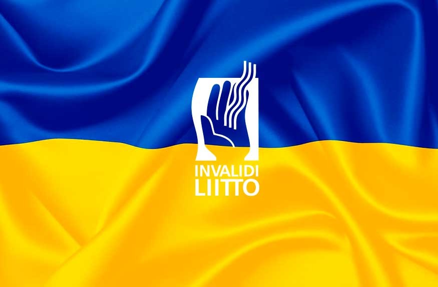 Ukrainan lipun keskellä Invalidiliiton logo.