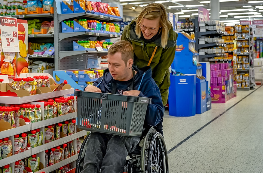 avustajan kanssa ruokakaupassa