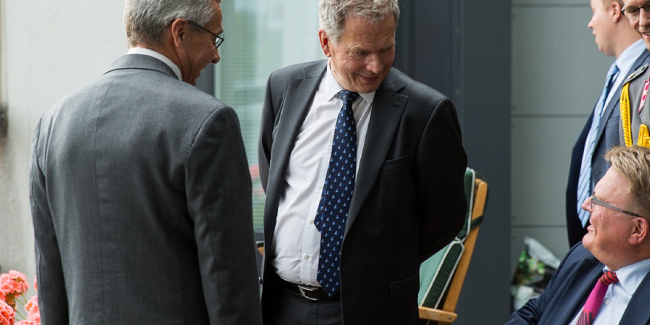 Presidentti Niinistö ja Invalidiliiton pääjohtaja Petri Pohjonen Synapsiassa.