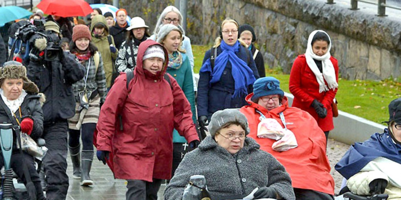 Vammaiset naiset mielenosoituksessa. Kuvituskuva.