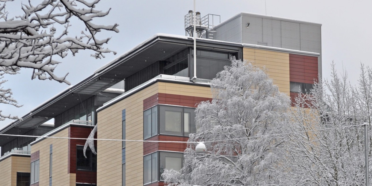 Invalidiliiton esteetön toimitalo Helsingissä talvella. Kuvituskuva.