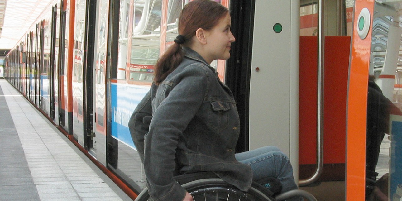 nuori nainen menossa metroon pyörätuolissa
