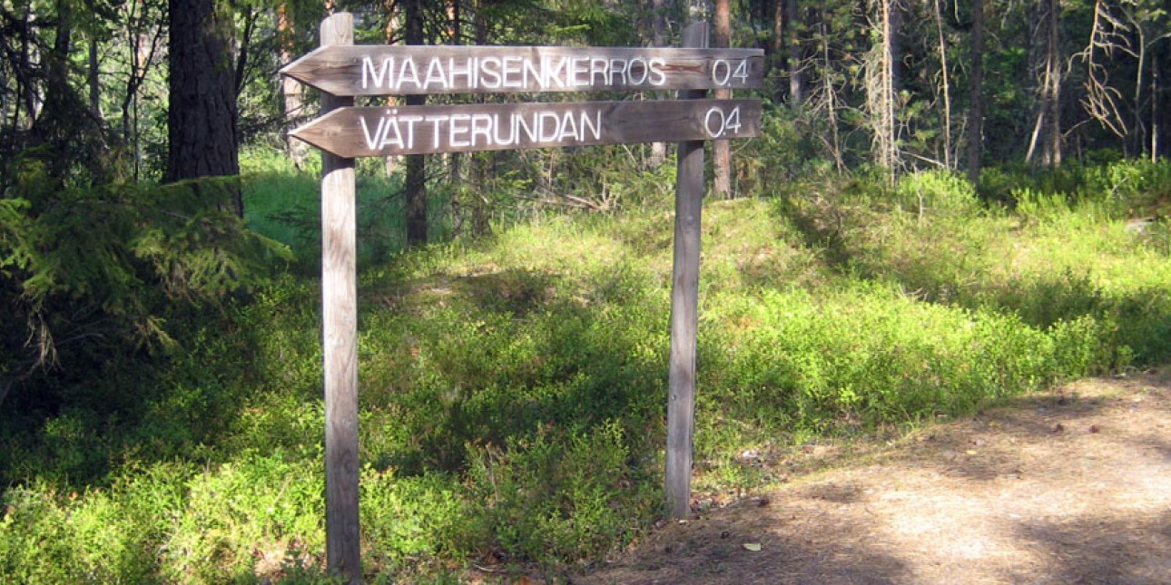 Nuuksion esteettömän luontopolun Maahisenkierroksen opaskyltti.