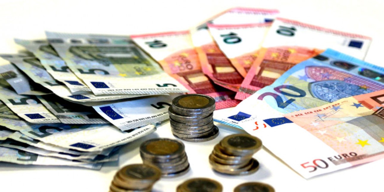 Euron seteleitä ja kolikkoja. Kuvituskuva.