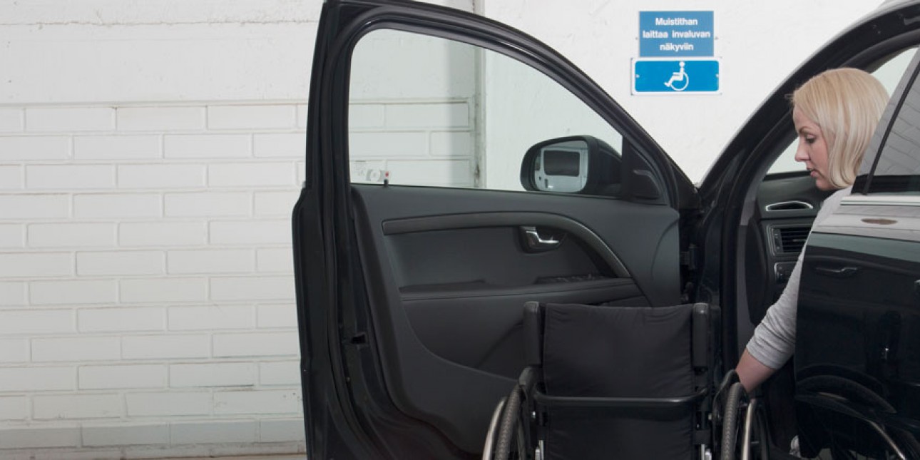 auto ja pyörätuoli parkkihallissa