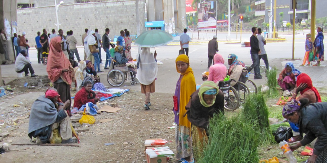 Kuva vammaisista katukaupustelijoista Addis Abebassa