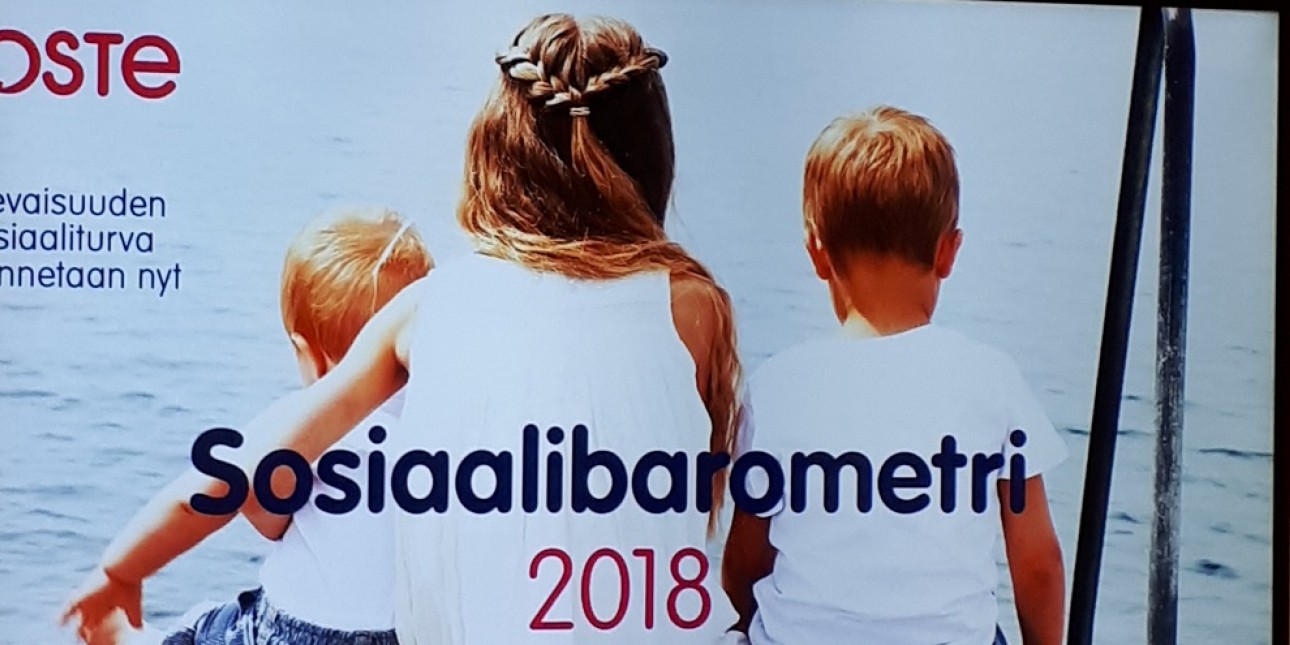Teksti SOSTE. Tulevaisuuden sosiaaliturva rakennetaan nyt. Sosiaalibarometri 2018. Kuvassa kolme lasta laiturilla valkoisissa paidoissa selkäpäin.