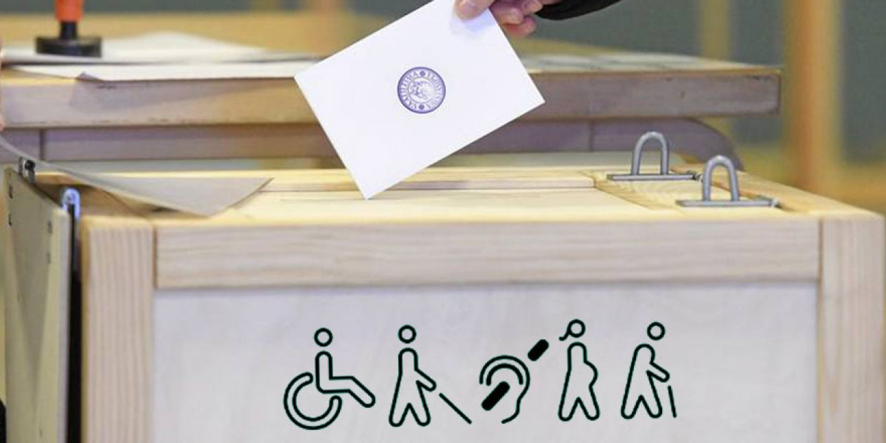 Äänestäjä pudottaa äänestylipukkeen vaalipaikan laatikkoon