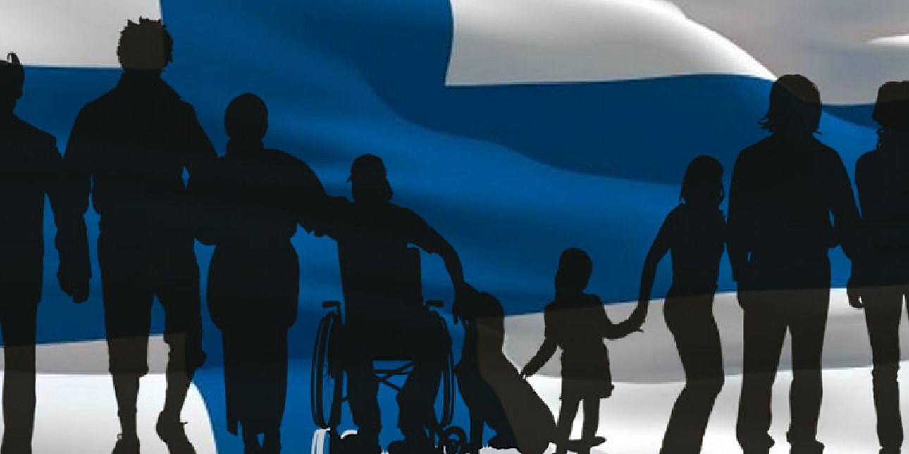 Kuvassa erilaisia fyysisesti vammaisia ihmisiä ja taustalla Suomen lippu.