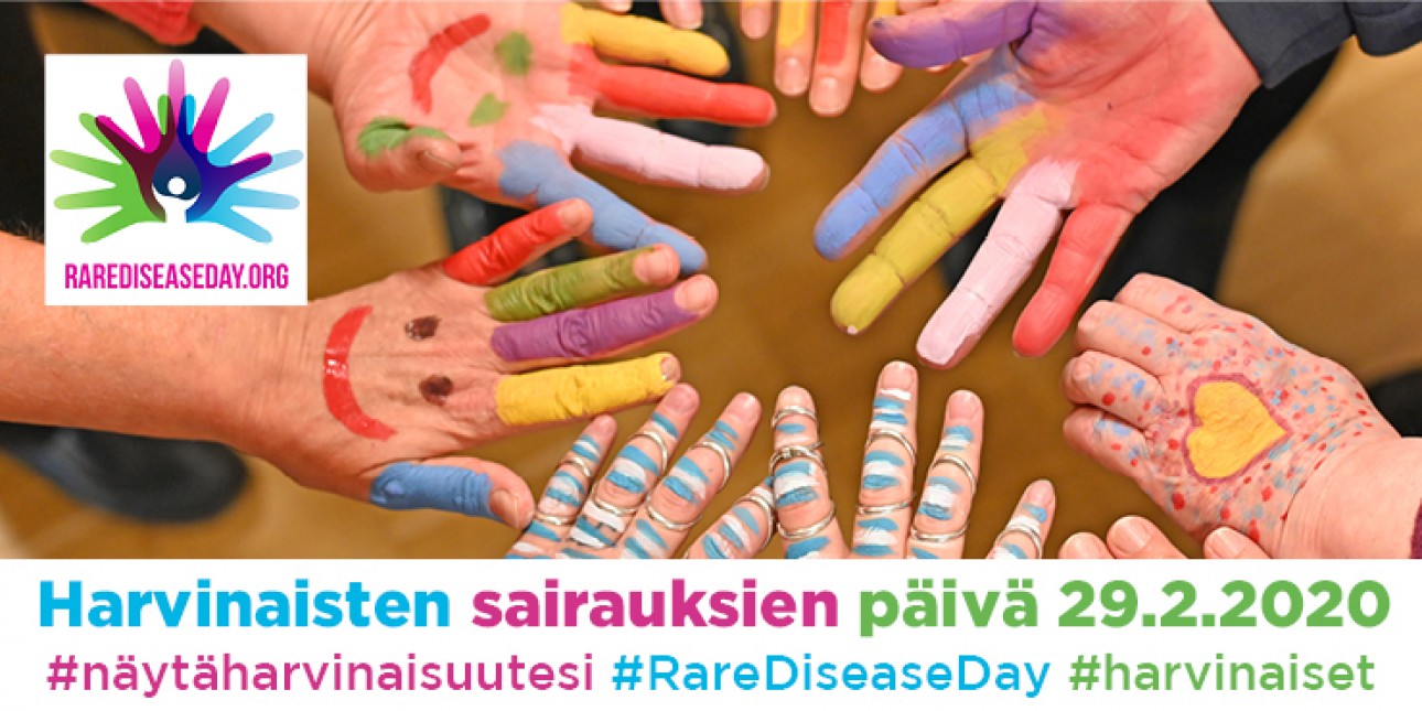 Erivärisiksi maalattuja sormia ja kämmeniä, RAREDISEASEDAY.ORG. Harvinaisten sairauksien päivä 29.2.2020. #näytäharvinaisuutesi #RareDiseaseDay #harvinaiset. Tekstit sinisellä, rosalla ja vihreällä.