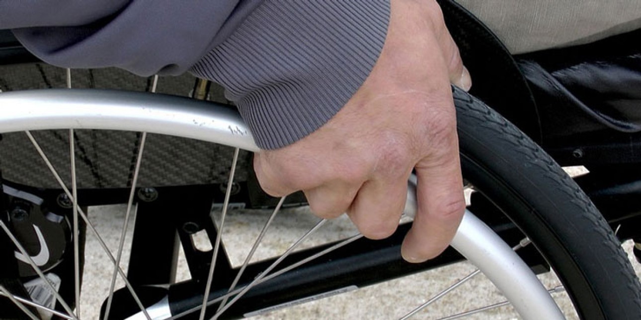 kuva miehestä pyörätuolissa
