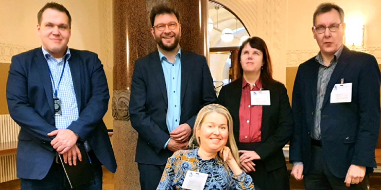 Ryhmäkuvassa eduskunnassa ministeri Harakan erityisavustaja Ilkka Hamunen, ministeri Harakka, Vammaisfoorumin puheenjohtaja Sari Kokko, Näkövammaisten liiton järjestöpäällikkö Markku Möttönen. Edessä Invalidiliiton lakimies Elina Nieminen.