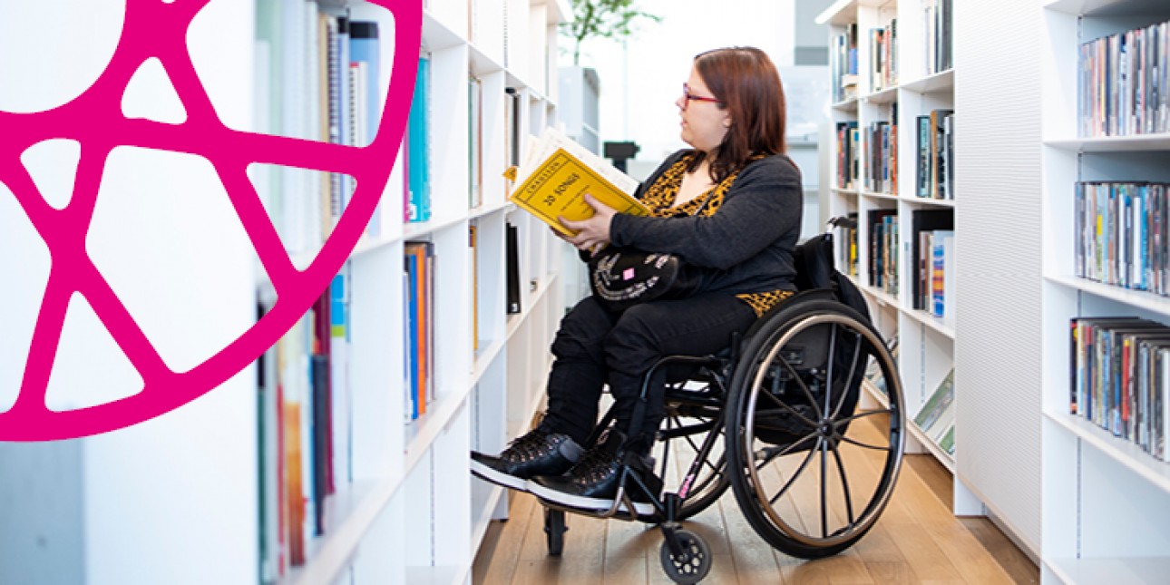 pyörätuolissa oleva nainen kirjastossa