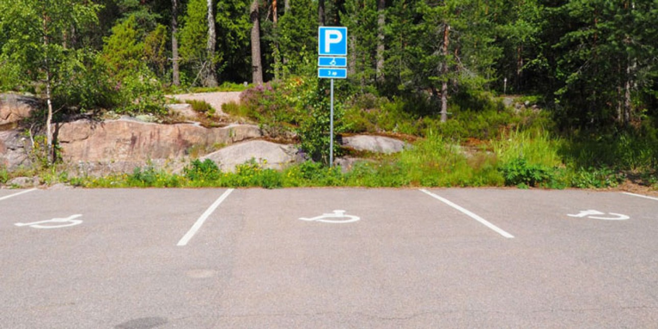 Esteetön pysäköinti parkkiruudut. Kuvituskuva.