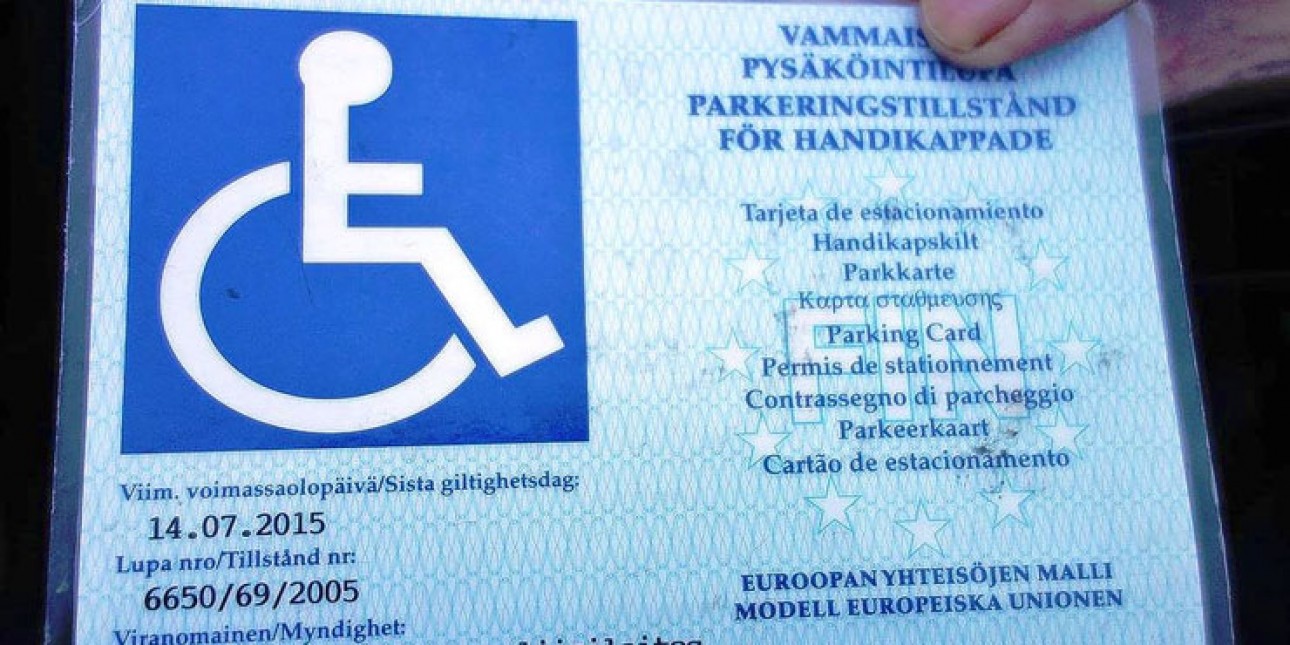 kuva vammaisen pysäköintiluvasta