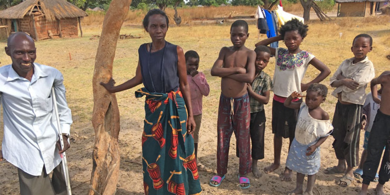 Sambialainen Mwenda ja kyläläisiä. Kuvituskuva.
