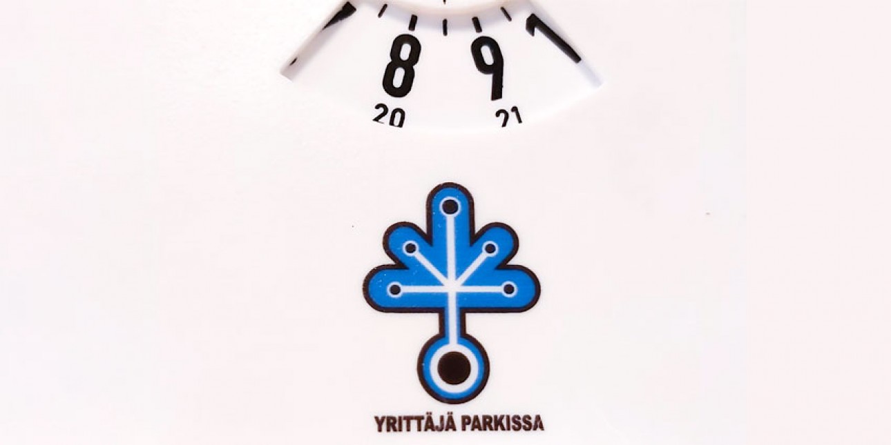 kuva parkkikiekosta, jossa yrittäjät-logo