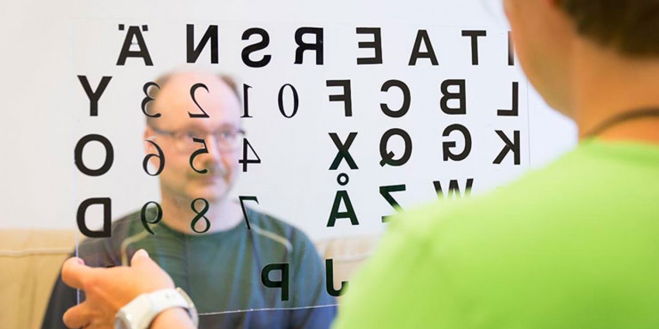 Puheterapeutti ja kuntoutuja. Kuvituskuva.