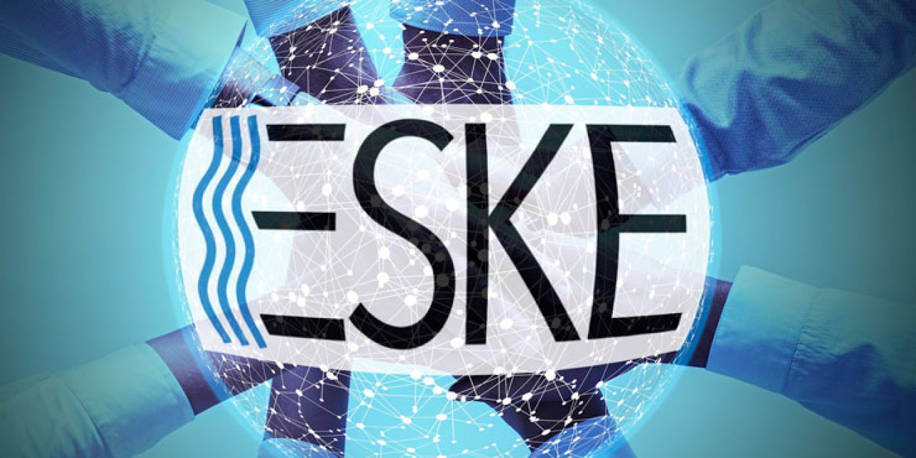 Kädet yhdessä ja päällä ESKEn logo. Kuvituskuva.