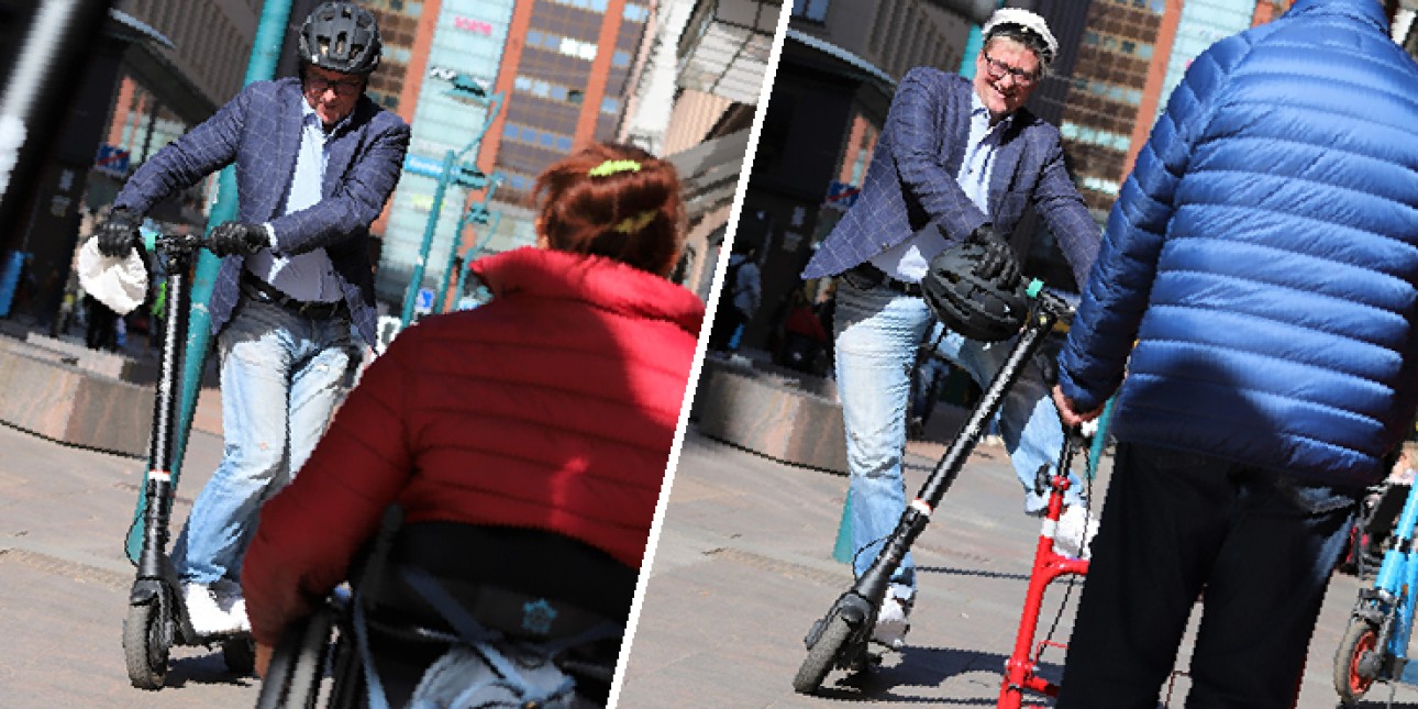 Kaksi kuvaa joissa molemmissa Mikael Jungner tulossa sähköpotkulaudalla ylioppilaslakki päässä. Vasemmassa kuvassa selkä päin on nainen pyörätuolissa ja oikeassa kuvassa mies rollaattorin kanssa.