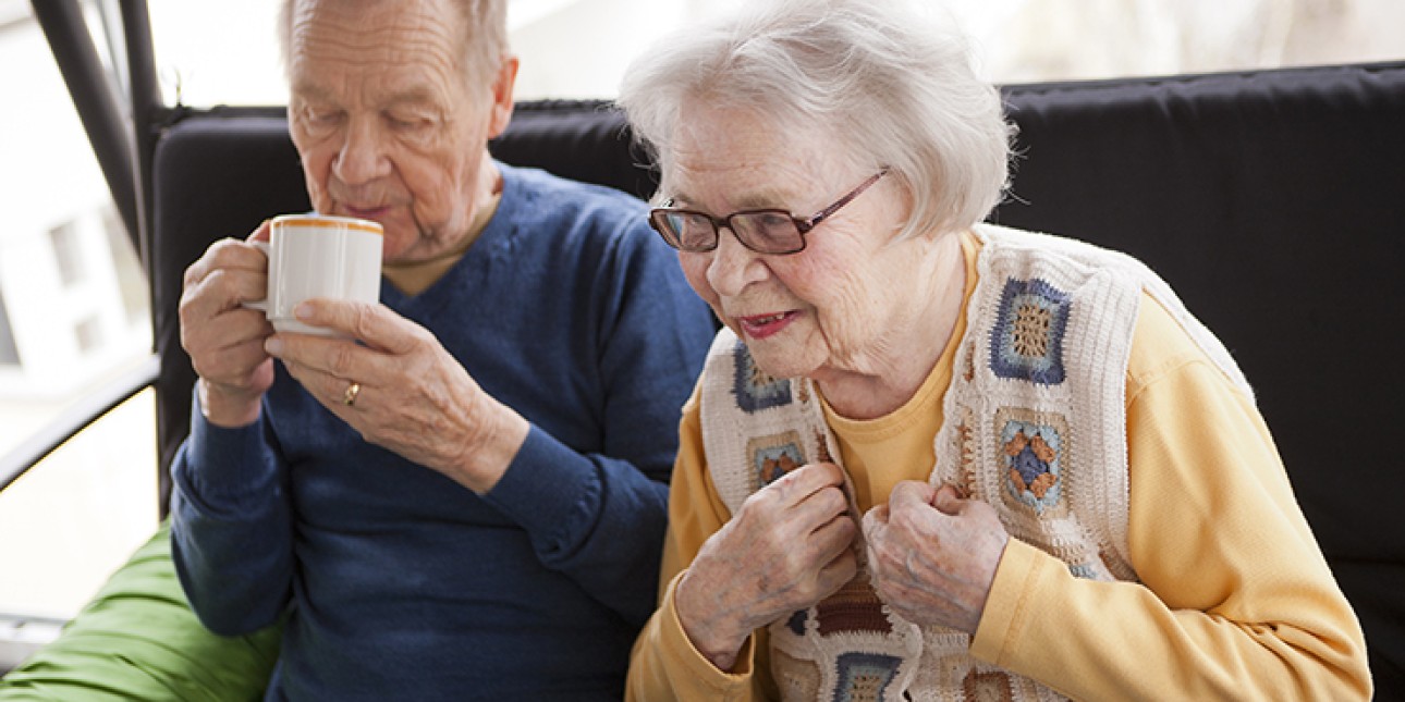 Seniori-ikäiset nainen ja mies kahvilla.