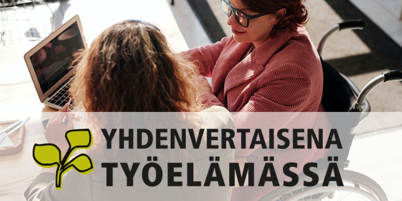 Etualalla teksti YHDENVERTAISENA TYÖELÄMÄSSÄ ja piirrettty lehti. Taustalla pyörätuolissa istuva nainen läppärin edessä toisen naisen kanssa. Kuvituskuva.